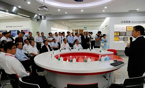 濟寧市百名企業(yè)家代表到數(shù)碼大方學習考察